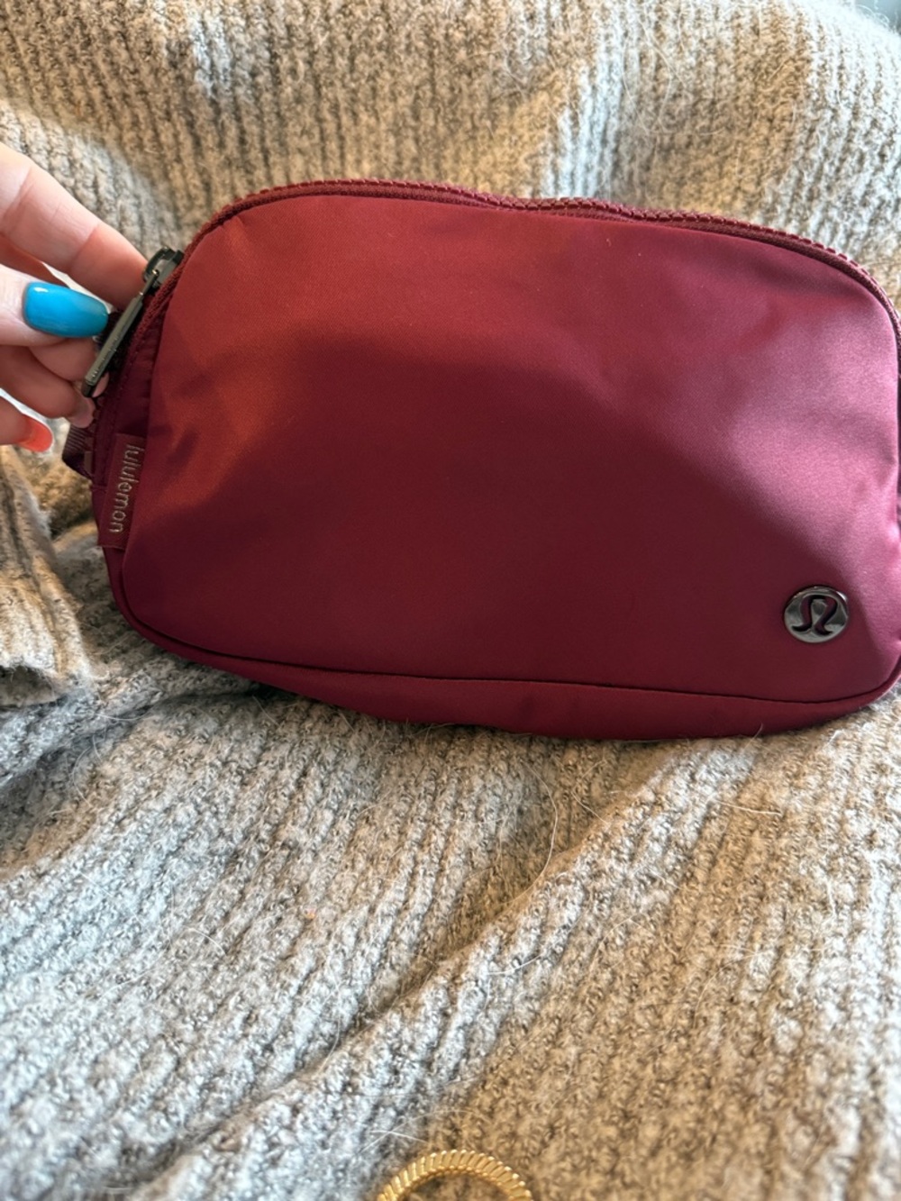 lululemon athletica Burgundy EVERYWHERE BELT BAG WITH BLACK / GREY metal